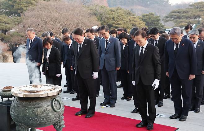 윤석열 대통령이 계묘년(癸卯年) 새해 첫날인 1일 서울 동작구 국립서울현충원을 찾아 현충탑에 헌화 분향한 뒤 묵념하고 있다. [연합]