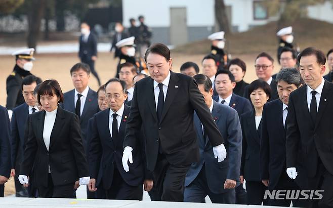 [서울=뉴시스] 전신 기자 = 윤석열 대통령이 계묘년 새해 첫날인 1일 서울 동작구 국립서울현충원을 찾아 참배를 위해 현충탑으로 향하고 있다. (대통령실통신사진기자단) 2022.01.01. photo1006@newsis.com