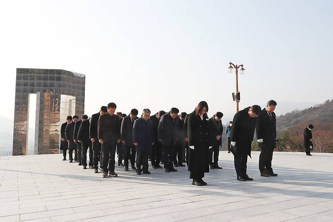 [창원=뉴시스] 강경국 기자 = 홍남표 경남 창원특례시장이 2023년 새해 첫날인 1일 간부 공무원들과 함께 국립3·15민주묘지를 참배하고 있다. (사진=창원시청 제공). 2023.01.01. photo@newsis.com *재판매 및 DB 금지