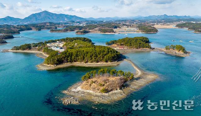 ‘별주부전’ 설화가 얽혀 있는 경남 사천 비토섬의 월등도 전경. 맨 아래 보이는 섬이 거북섬, 바로 위에 있는 섬이 토끼섬이다.
