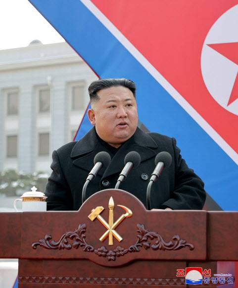 김정은 “초대형 방사포, 南전역 사정권…전술핵 탑재 가능” - 김정은 북한 국무위원장은 지난달 31일과 1일 각각 발사한 초대형 방사포(600㎜)에 대해 “남조선전역을 사정권에 두고 전술핵탑재까지 가능한 공격형 무기”라고 밝혔다. 조선중앙통신에 따르면 김 위원장은 전날 초대형 방사포가 조선 노동당 중앙위원회 제8기 6차전원회의에 ‘증정’된 행사에 참석, 연설을 통해 이같이 말했다. 2023.1.1 연합뉴스