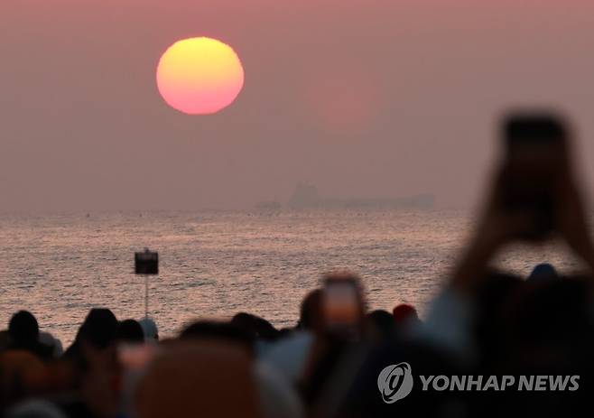 일출 맞이하는 해맞이객 (강릉=연합뉴스) 유형재 기자 = 2023년 새해 첫날인 1일 오전 강원 강릉시 경포해변에 모인 해맞이객들이 수평선 위로 뜨는 해를 맞이하고 있다. 2023.1.1 yo@yna.co.kr