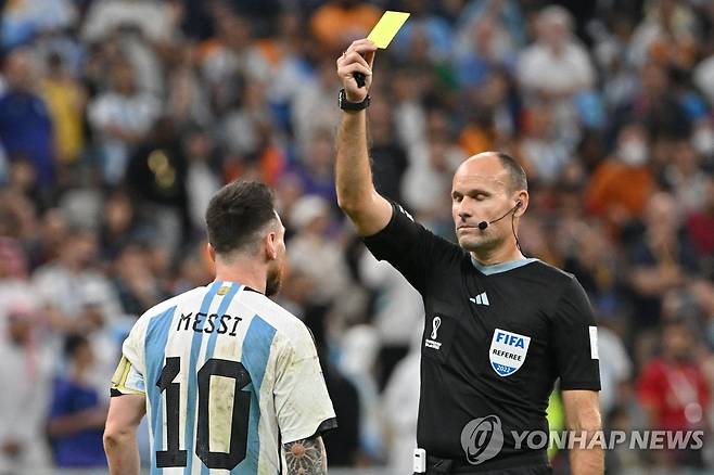 네덜란드와 8강전에서 아르헨티나 메시에게 경고하는 라오스 주심(오른쪽) [AFP=연합뉴스]