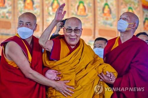지난달 29일 인도 보드가야에서 설법하는 달라이 라마(가운데) [AFP 연합뉴스 자료사진. 재판매 및 DB 금지]