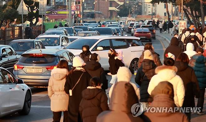 차량 몰린 경포해변 도로 (강릉=연합뉴스) 유형재 기자 = 1일 강원 강릉시 경포해변을 찾은 해맞이객들이 일시에 빠져나가면서 주변 도로가 꽉 막혀 있다. 2023.1.1 yoo21@yna.co.kr