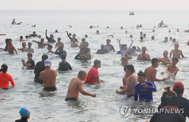 지난해의 시름, 바다에 던져버리고 (서귀포=연합뉴스) 전지혜 기자 = 1일 제주 서귀포시 중문색달해수욕장에서 열린 제24회 서귀포 겨울바다 국제펭귄수영대회 참가자들이 바다 수영을 하고 있다.
    이 대회는 겨울 바다 수영이라는 이색 체험을 하며 새해 소망을 기원하는 행사다. 2023.1.1 atoz@yna.co.kr