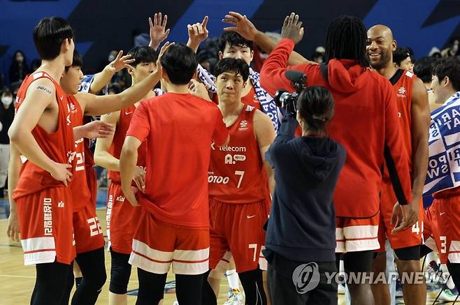 SK, 86-67로 승리 (서울=연합뉴스) 한종찬 기자 = 1일 서울 잠실실내체육관에서 열린 2022-2023 프로농구 서울 삼성 썬더스와 서울 SK 나이츠의 경기. 승시를 거둔 SK 선수들이 환호하고 있다. 2023.1.1 saba@yna.co.kr