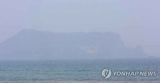 미세먼지에 갇힌 성산일출봉 [연합뉴스 자료사진]