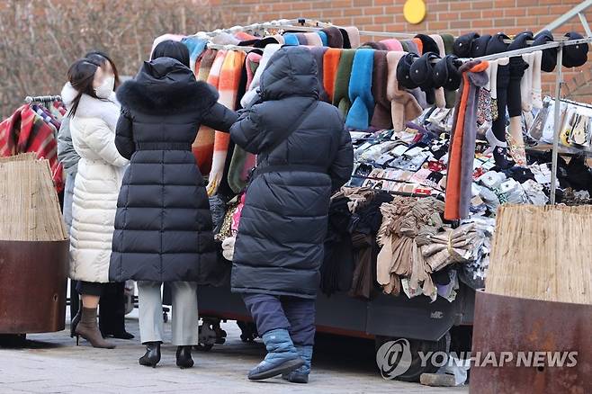 한파에 방한용품 구매하는 시민들 [연합뉴스 자료사진]