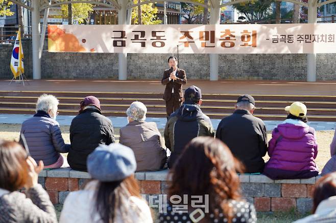 이재준 수원특례시장이 지난해 금곡동 주민자치회의 주민총회에 참석해 발언하고 있다. (사진=수원시)