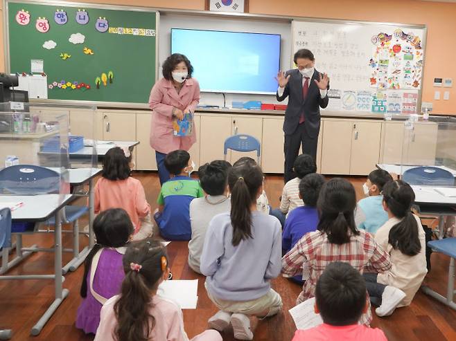 조희연 서울시교육감이 2021년 10월 서울형 통합운영학교 ‘이음학교’인 서울 강동구에 위치한 강빛초·중학교에 방문했다. (사진=서울시교육청 제공)