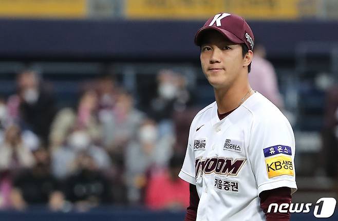 22일 서울 구로구 고척스카이돔에서 열린 프로야구 '2022 신한은행 SOL KBO 포스트시즌' 준플레이오프 5차전 KT 위즈와 키움 히어로즈의 경기에서 키움 안우진이 6회초 투구를 마치고 더그아웃으로 향하고 있다. 2022.10.22/뉴스1 ⓒ News1 임세영 기자