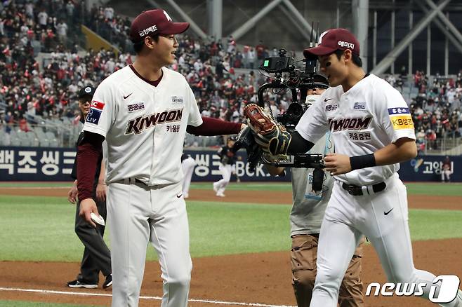 16일 서울 구로구 고척스카이돔에서 열린 프로야구 '2022 신한은행 SOL KBO 포스트시즌' 준플레이오프 1차전 KT 위즈와 키움 히어로즈의 경기에서 6회까지 무실점 9탈삼진을 잡은 키움 선발 안우진이 2루송구로 아웃 카운트를 잡은 이정후와 하이파이브를 하고 있다. 2022.10.16/뉴스1 ⓒ News1 황기선 기자