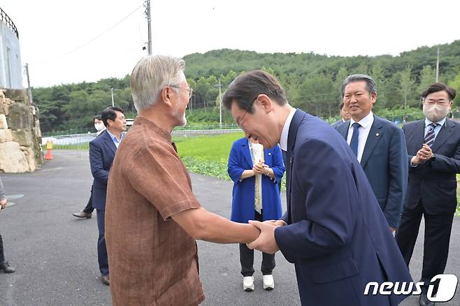 문재인 전 대통령과 이재명 더불어민주당 당대표가 지난8월29일 경남 양산시 하북면 평산마을 사저에서 악수하고 있다. (더불어민주당 제공) 2022.8.29/뉴스1