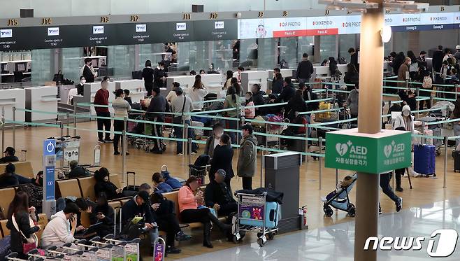 1일 오전 인천국제공항 출국장이 계묘년 새해를 맞아 출국하는 여행객들로 붐비고 있다. 2023.1.1/뉴스1 ⓒ News1 김진환 기자