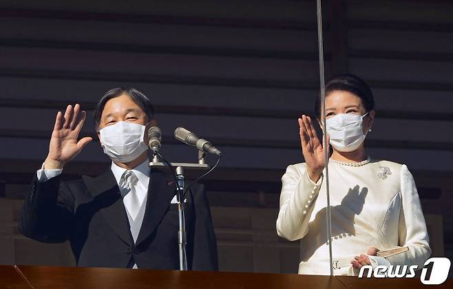 나루히토 일왕과 마사코 왕비가 2일(현지시간) 도쿄 왕궁에서 열린 새해 행사에 참석 중 발코니의 방탄 유리 뒤에서 지지자들에게 손을 흔들고 있다. ⓒ AFP=뉴스1 ⓒ News1 우동명 기자