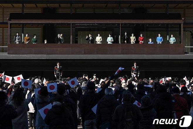 나루히토 일왕과 아키히토 상왕이 2일(현지시간) 도쿄 왕궁에서 지지자들에게 새해 인사를 하고 있다. ⓒ AFP=뉴스1 ⓒ News1 우동명 기자