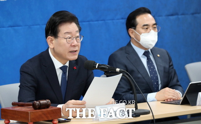 민주당은 정부 측의 '이메일 통보' 방식이 아쉽다고 지적했다. 2일 오전 부산 연제구 민주당 부산시당에서 열린 현장 최고위원회 회의에 참석, 발언을 하고 있는 이재명 대표(왼쪽). /뉴시스