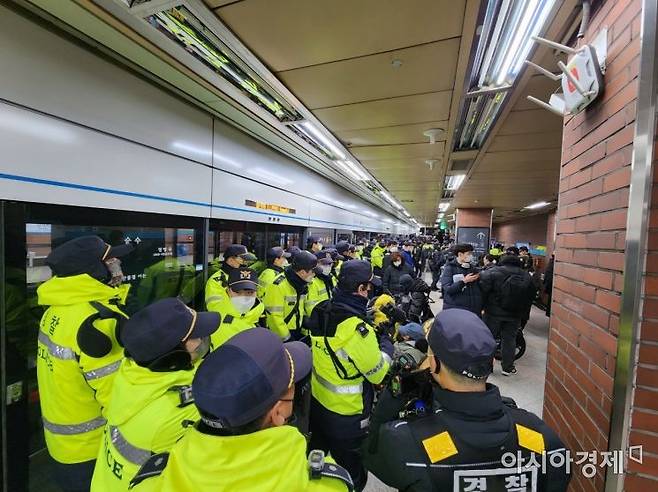 2일 오전 삼각지역 4호선 승강장에서 경찰과 서울교통공사 직원들이 전국장애인차별철폐연대 회원들의 지하철 승차를 막고 있다./사진=최태원 기자 skking@