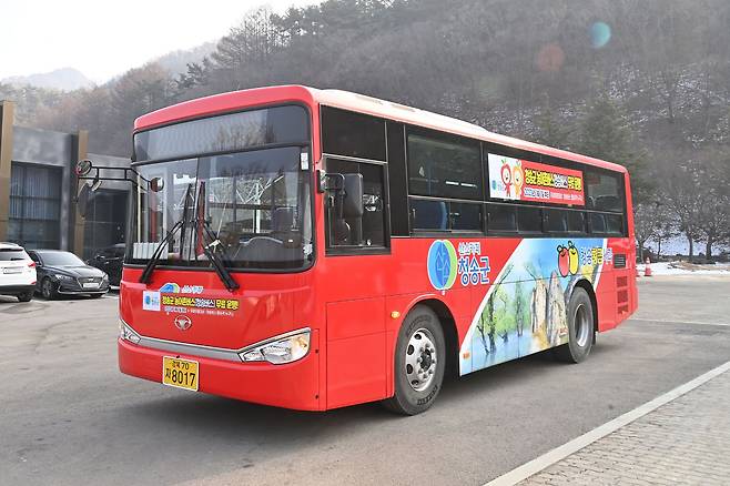 경북 청송군이 새해부터 버스 요금을 전면 무료화했다. 청송군민은 물론 관광객 등 청송을 방문하는 누구나 무료로 버스를 탈 수 있다./경북 청송군