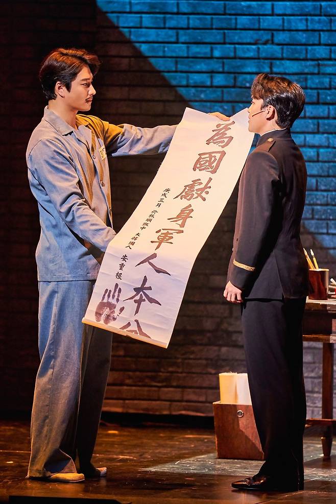 뮤지컬 ‘영웅’ 2막 후반, 옥중 안중근(민우혁, 왼쪽)의 모습. 에이콤 제공