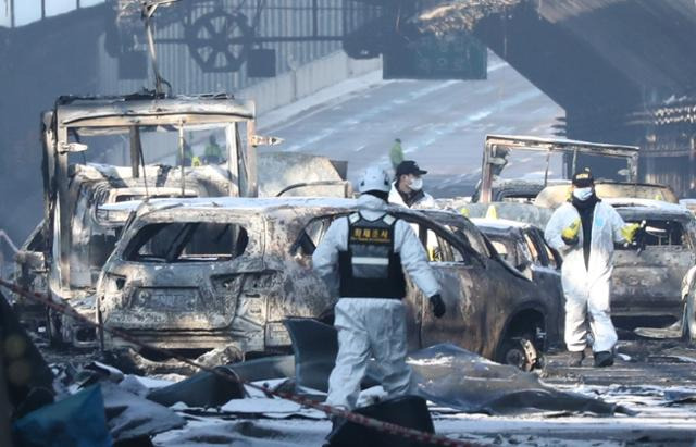 제2경인고속도로 갈현고가교 방음터널 화재사고 합동감식에 들어간 30일 오전 경기 과천시 갈현동 제2경인고속도로 갈현고가교 방음터널에서 경찰 관계자들과 국립과학수사연구원들이 현장감식을 하고 있다. 뉴스1