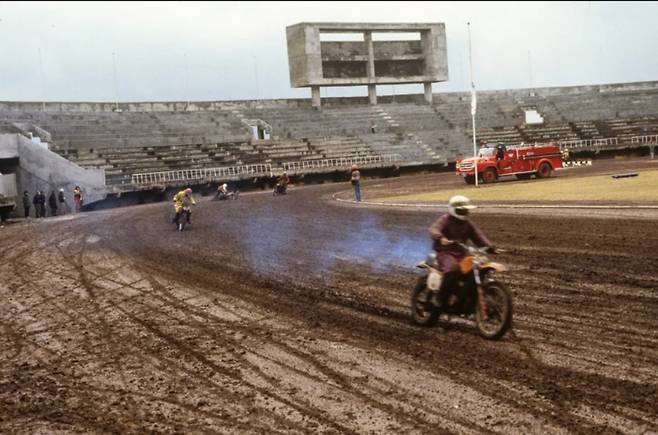 제주공설운동장에서 열란 오토바이 경주대회(Pete Demarco)