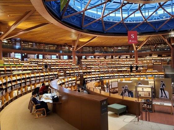 이시카와현 가나자와에 지난 7월 문을 연 이시카와현립도서관 내부. 서가 사이사이 책을 읽을 수 있는 500석의 좌석이 마련돼있다. 이영희 특파원