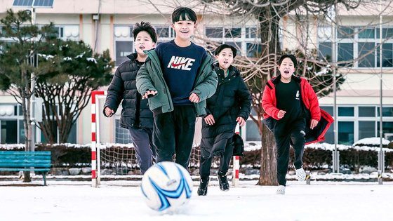 토끼띠 영웅호걸(태영, 태웅, 태호, 태걸) 네쌍둥이가 지난달 19일 오후 충북 음성 생극초등학교 눈 쌓인 운동장에서 축구를 하고 있다. 영웅호걸 형제는 지난 2011년 두 차례의 출산에 걸쳐 태어났다. 김성룡 기자