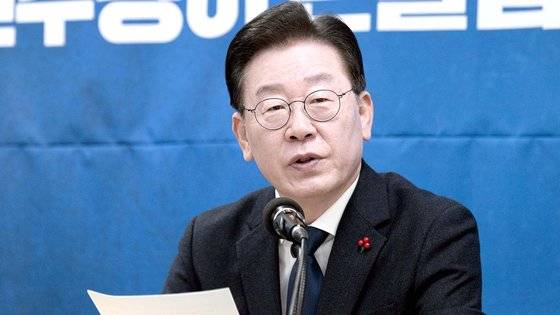 이재명 더불어민주당 대표가 2일 오전 부산 연제구 더불어민주당 부산시당에서 열린 부산 현장 최고위원회의에서 발언을 하고 있다. 뉴스1