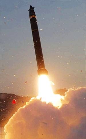 북한은 지난해 마지막 날과 1일 각각 초대형방사포 세 발과 한 발을 발사했다며 발사 장면을 공개했다.  연합뉴스
