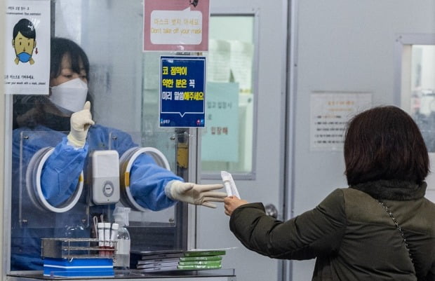 지난달 30일 오전 서울 송파구 보건소 선별검사소를 찾은 시민이 보건소 관계자에게 코로나19 PCR 검사를 받고 있다. /사진=연합뉴스