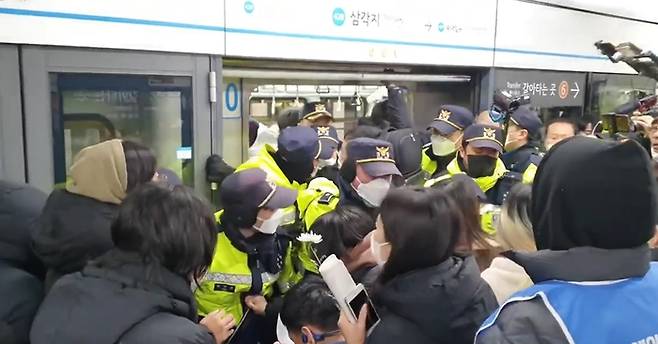 전국장애인차별철폐연대가 2일 지하철 4호선 삼각지역에서 지하철 탑승 시위를 재개하고 있다.[사진 제공 = 전장연 페이스북 캡처]