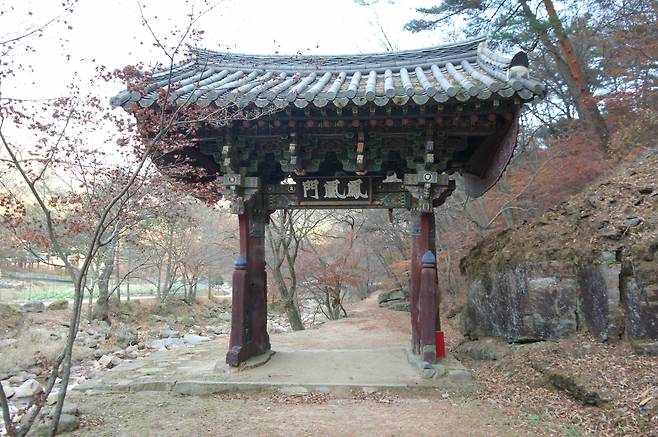 최근 국가 보물로 지정된 문경 봉암사 봉황문