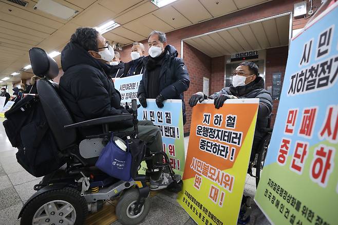 지하철운행 정상화를 위한 장애인연대 회원들이 2일 오전 서울 지하철 4호선 삼각지역 승강장에 진입하려는 전국장애인차별철폐연대(전장연) 회원들을 막기 위해 승강기 앞에서 시위를 벌이고 있다. [연합]