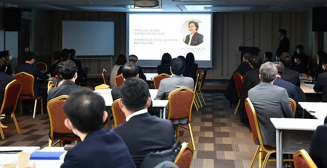 2일 오전 서울 한미약품 본사에서 열린 ‘신년 포럼’에서 한미약품그룹 임원들이 송영숙 회장의 신년사가 담긴 영상을 시청하고 있다. (사진=한미약품 제공) *재판매 및 DB 금지