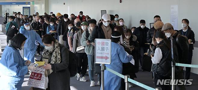 [인천공항=뉴시스] 공항사진기자단 = 2일 인천국제공항 제1여객터미널 입국장에서 공항 관계자들이 중국발 입국자를 분류하고 있다. 방역당국은 이날부터 중국에서 항공편이나 배편으로 입국하는 모든 사람에 대해 코로나19 유전자증폭(PCR) 검사를 실시하는 등 고강도 방역 대책을 시작했다. 2023.01.02. photo@newsis.com