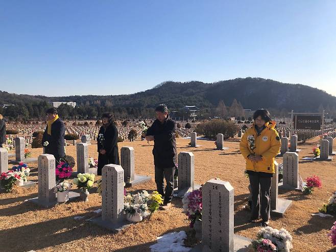 정의당 대전시당 소속 당원들이 2일 오전 국립대전현충원 세월호 순직교사묘역을 참배하고 있다. 정의당 대전시당 제공