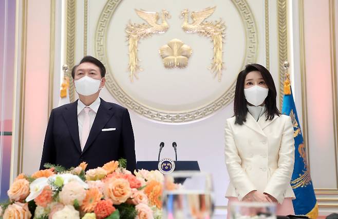 '2023년을 여는 영상' 시청하는 윤석열 대통령 부부. 연합뉴스