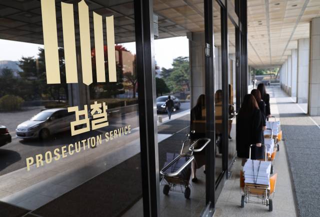 ▲서울중앙지검에서 직원들이 자료를 옮기고 있다. 검찰은 '불법 대선자금 수수 혐의' 김용 민주연구원 부원장과 '서해 공무원 피격 사건 관련 정보 삭제 혐의' 서욱 전 국방부 장관을 기소할 예정이다. ⓒ연합뉴스