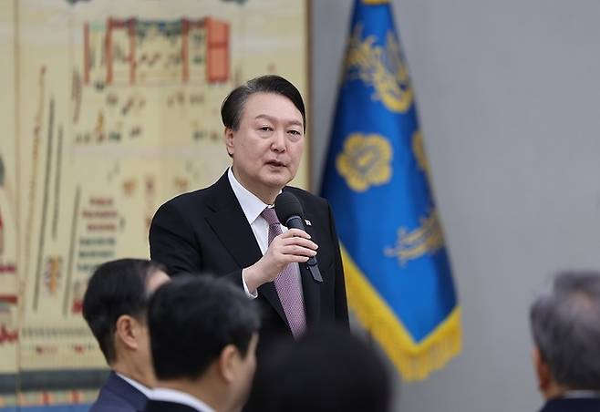 윤석열 대통령이 새해 첫날인 지난 1일 서울 용산 대통령실 청사에서 진행된 국무위원들과의 떡국 조찬에서 발언하고 있다. 대통령실 제공
