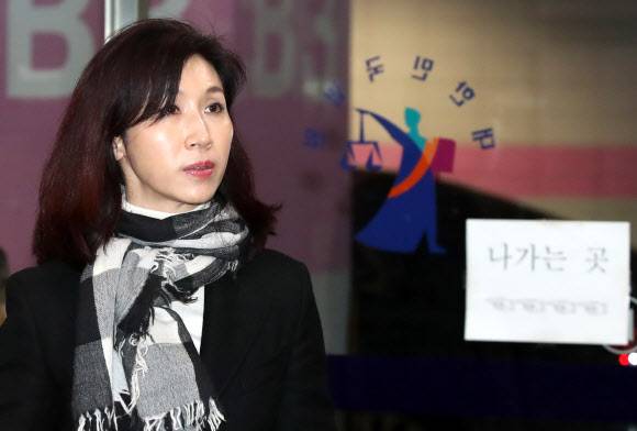 노소영 아트센터 나비 관장, 이혼소송 조정기일 출석 - 노소영 아트센터 나비 관장이 16일 오후 서울 서초구 서울가정법원에서 열린 최태원 SK 회장과의 이혼소송 2회 조정기일에 출석하고 있다.연합뉴스