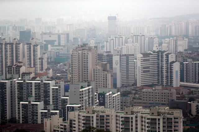 서울 노원구 아파트 전경. 국토교통부는 조만간 주거정책심의위원회를 열고 노원구를 비롯한 서울 대부분의 지역을 규제지역에서 해제할 것으로 전해졌다. /연합뉴스