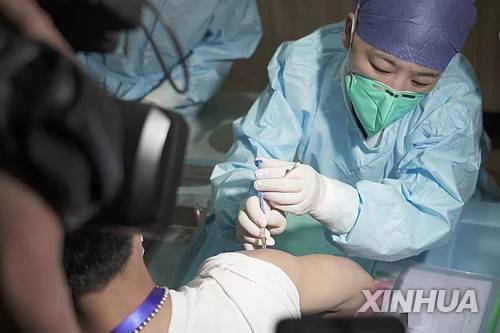 의료진이 코로나19 백신을 접종하고 있다. 신화통신 연합뉴스