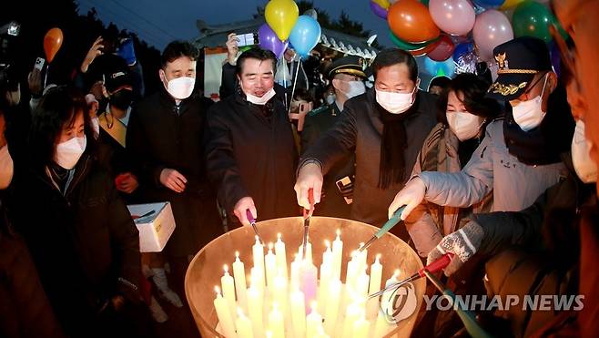 새해 소망 기원 화톳불 밝히기 (보령=연합뉴스) 계묘년 새해 첫날인 1일 충남 보령시 성주산 일출 전망대 해맞이 행사장에서 김동일 시장(왼쪽 세 번째) 등 지역 기관장과 시민이 새해 소망 기원 화톳불을 밝히고 있다. 이날 보령·태안 등 충남 서해안 지역은 날씨가 흐려 힘차게 떠오르는 새해 붉은 해를 보기는 힘들었다. 2023.1.1 [보령시 제공. 재판매 및 DB 금지] jchu2000@yna.co.kr