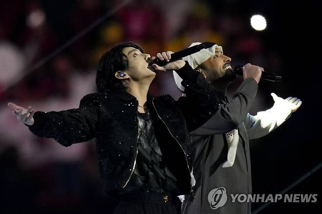 카타르 월드컵 개막식서 공연하는 BTS 정국 (알코르[카타르] AP=연합뉴스) 방탄소년단(BTS) 멤버 정국(왼쪽)이 20일(현지시간) 카타르 알코르 알바이트 스타디움에서 열린 2022 국제축구연맹(FIFA) 카타르 월드컵 개막식에서 카타르 가수 파하드 알쿠바이시와 함께 공연하고 있다. 정국이 이날 부른 '드리머스'(Dreamers)는 K팝 솔로 가수가 처음 단독으로 부른 월드컵 OST다. 2022.11.21 alo95@yna.co.kr