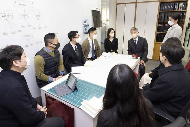 본사서 팀별로 시무식 진행하는 장세욱 동국제강 부회장 (서울=연합뉴스) 장세욱 동국제강 부회장(사진 맨 위쪽 가운데)이 각 팀을 직접 찾아가 새해 목표를 공유하는 대화 형식의 시무식을 하는 모습. [동국제공 제공]