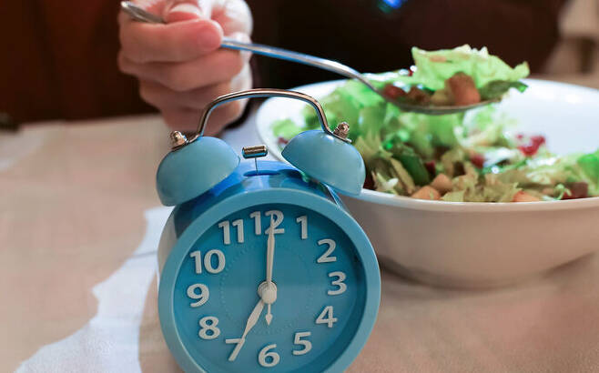 식사는 4-5시간 정도 간격으로 하고 1-2회 간식을 규칙적으로 먹는 것도 좋다. [사진= 게티이미지뱅크]