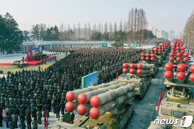 (평양 노동신문=뉴스1) = 600mm 초대형방사포의 증정식이 2022년12월31일 당 중앙위 본부청사 정원에서 진행됐다. [국내에서만 사용가능. 재배포 금지. DB 금지. For Use Only in the Republic of Korea. Redistribution Prohibited] rodongphoto@news1.kr