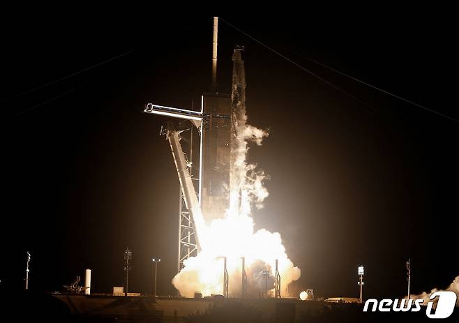 스페이스엑스 팔콘9 로켓이 우주 비행사 4명이 탑승한 크루-4 유인캡슐을 싣고 27일(현지시간) 이륙하는 모습. 2022.04.27/뉴스1 ⓒ 로이터=뉴스1